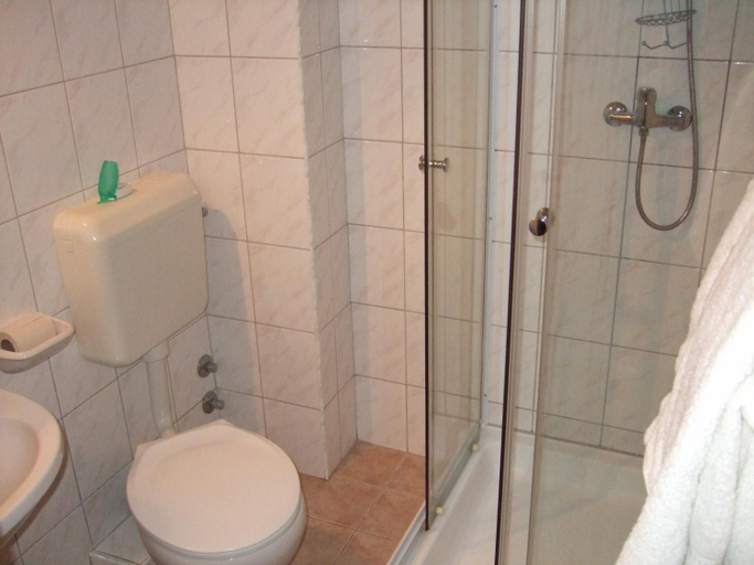 Bathroom 3, Timarhaz Panzio, Szeged
