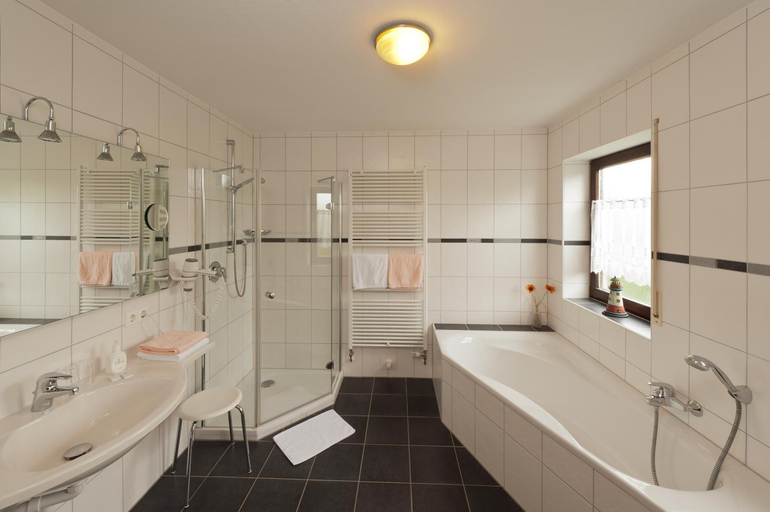 Bathroom 2, Sindersdorfer Hof, Roth