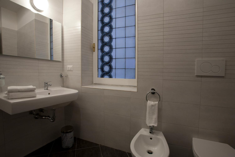 Bathroom 3, Saint Peter's Keys, Rome