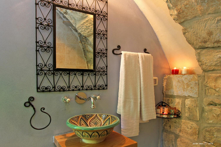 Bathroom 2, Beit Ha'Omanim Hotel