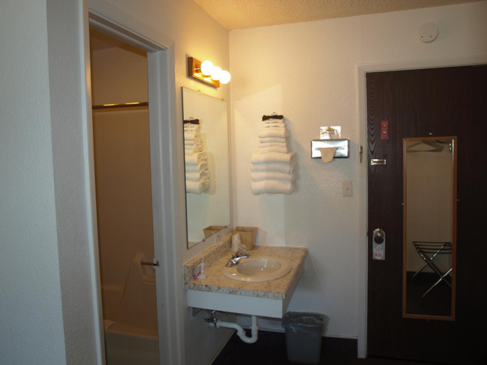 Bathroom, Yellowstone River Inn, Dawson