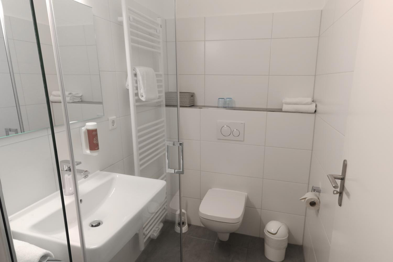 Bathroom 4, Hotel Kv Hl, Neumünster