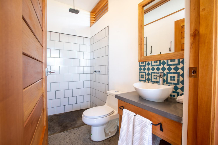 Bathroom 5, Verdad Nicaragua, Tola