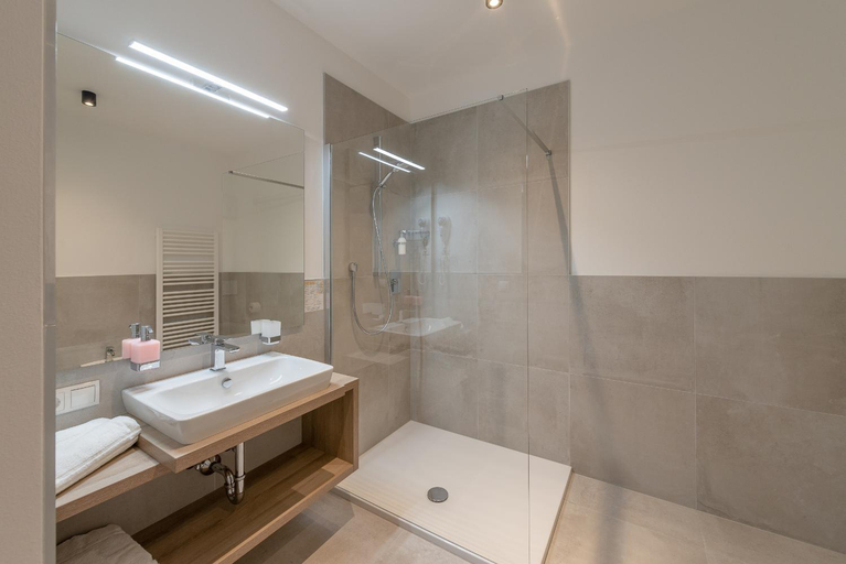 Bathroom 4, Vineus Tramin, Bolzano