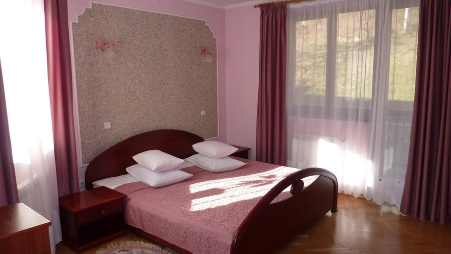 Bedroom 2, Goverla, Nadvirnians'kyi