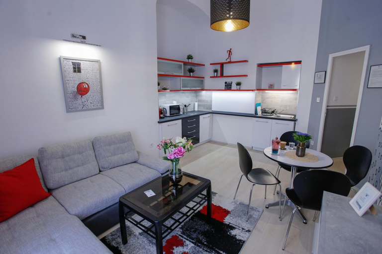 Others 3, Urania Apartmanhaz, Eger