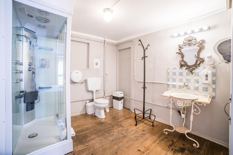 Bathroom 4, Goodmorning Hostel, Lisbon