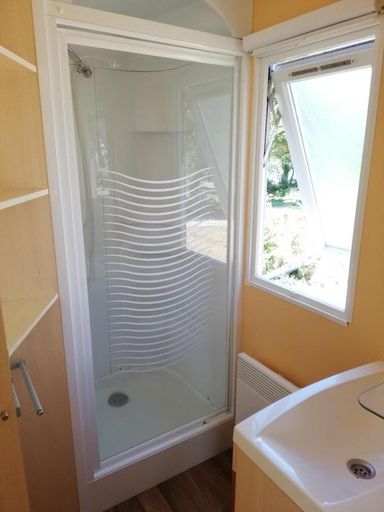 Bathroom 3, Hebergements camping "Les pieds dans l'eau", Finistère