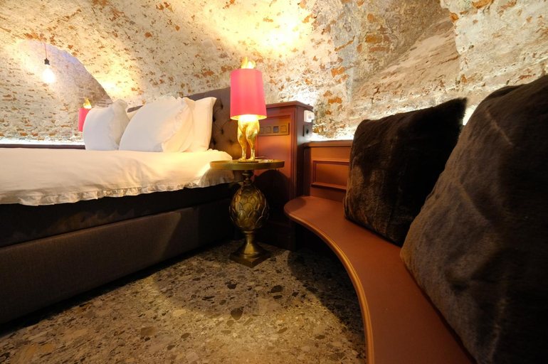 Others 3, Secret Jacuzzi Mons - Parking prive gratuit, Hainaut