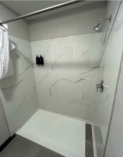 Bathroom 4, Hotel Isabella, Uvalde