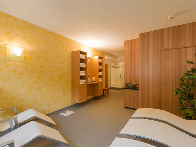 Bedroom 3, Quality Hosts Arlberg - Hotel Goldenes Kreuz B&B - Sommerkarte Premium inklusive, Landeck