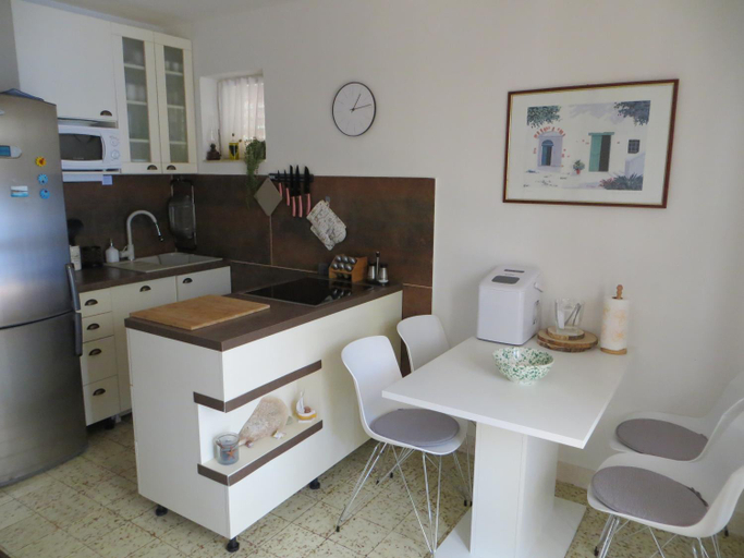 Others 5, Villa V, 4-star 2-floor 1-apartment seaside property with great outdoors, Blato