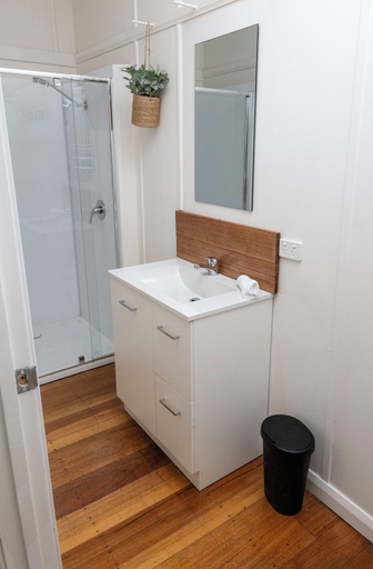 Bathroom 3, Maydena Lodge, Derwent Valley