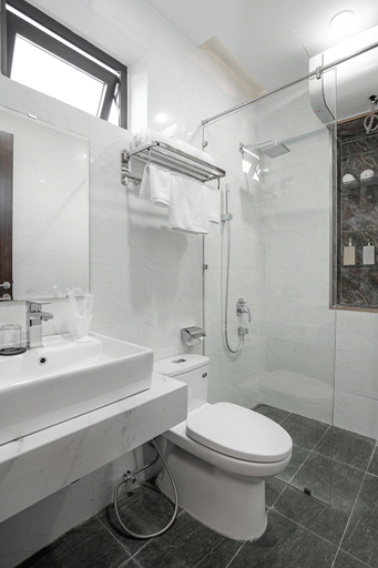 Bathroom 4, Dragon View Riverfront Hotel, Da Nang