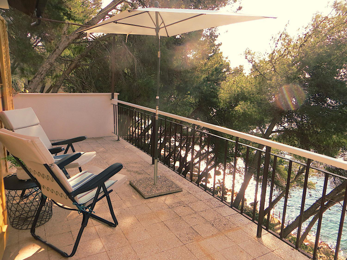 Others 4, Villa V, 4-star 2-floor 1-apartment seaside property with great outdoors, Blato
