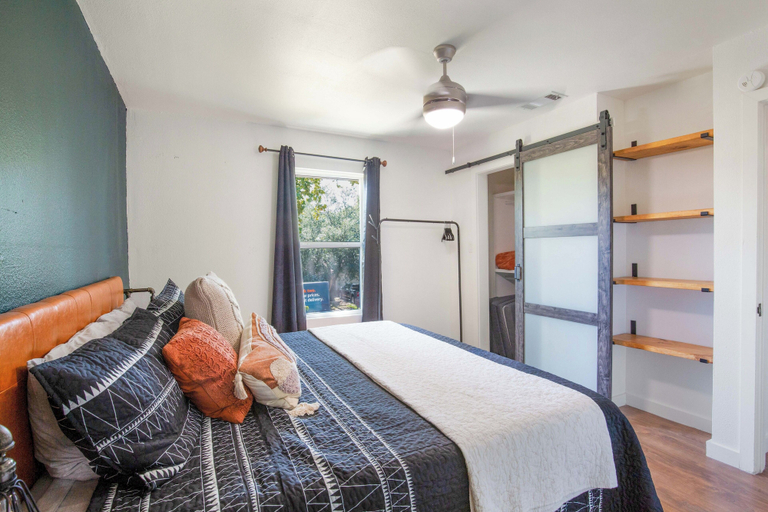 Bedroom 3, Bedroom in Home 7 Miles from Downtown, Travis