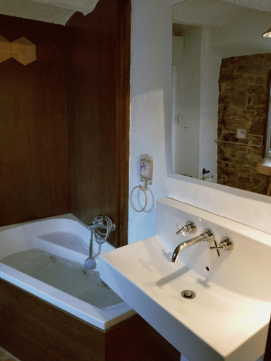 Bathroom 2, Las Casas de Isu, Asturias