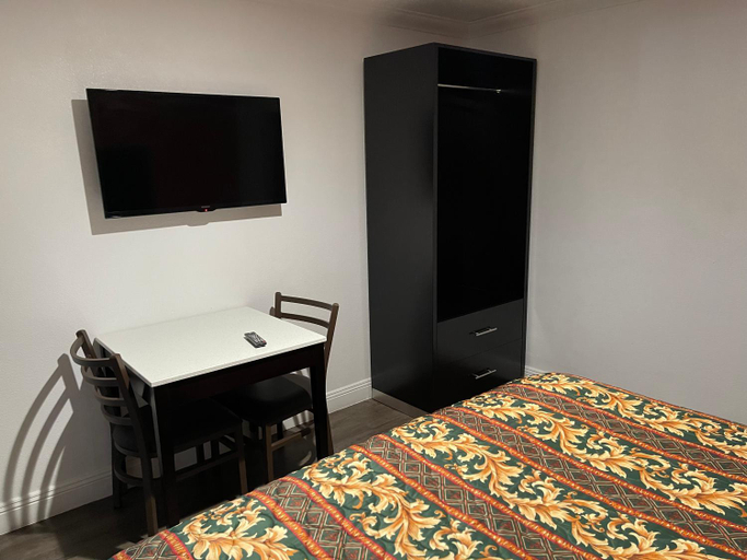 Bedroom 2, The Oaks Motel, Alameda
