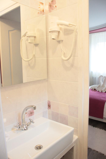 Bathroom 3, Jazmin Apartmanhaz, Eger
