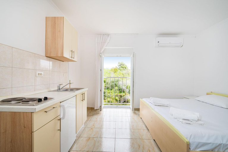 Others 2, Studio Apartments Near Center, Novalja
