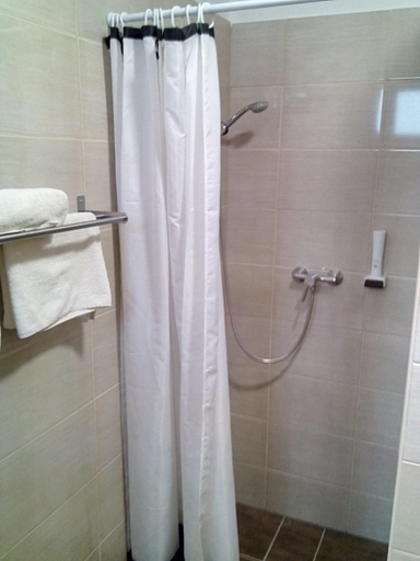 Bathroom 2, Nautilus Restaurant and Guesthouse, Dabasi