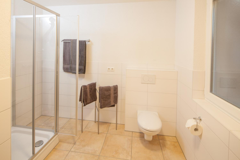 Bathroom 2, Kiefer-Apartments, Ortenaukreis