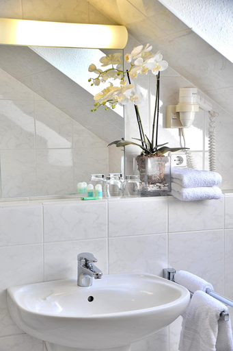 Bathroom 2, Hotel und Landhaus 'Kastanie', Hamburg