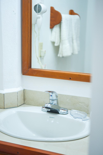 Bathroom 4, Hotel Los Corales, Roatán