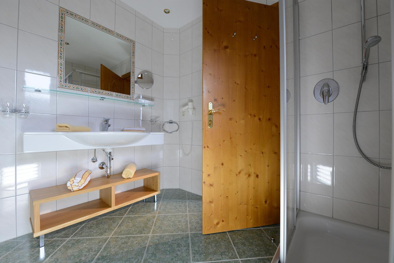 Bathroom, Hotel Garni am Sonnberg inklusive Super Sommer Card!, Landeck