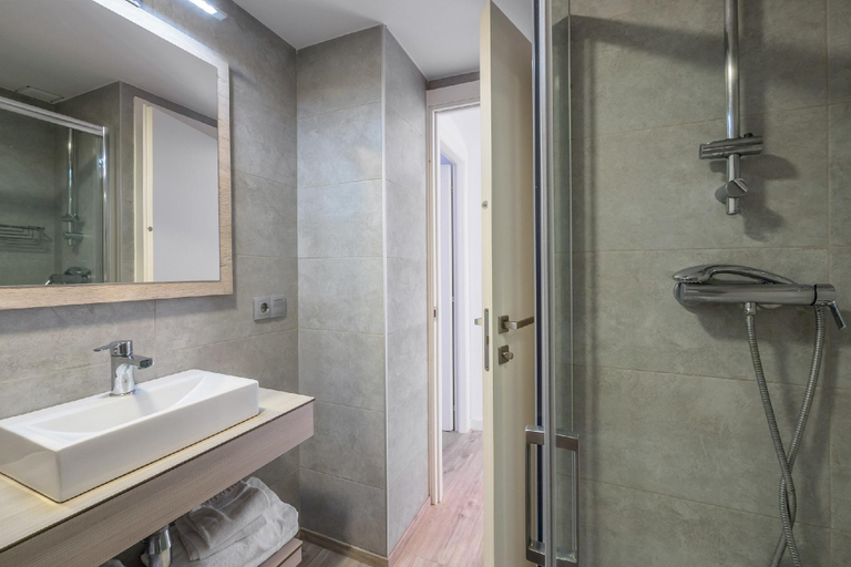 Bathroom 2, Pierre & Vacances Estartit Playa, Girona