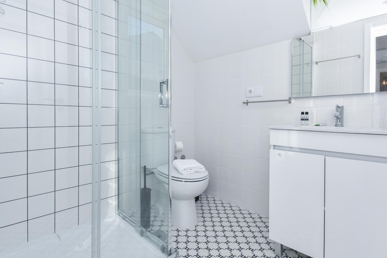 Bathroom 3, Fontinha Square Apartments by Porto City Hosts, Porto