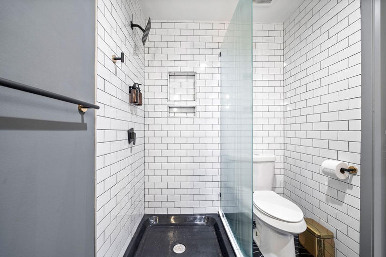Bathroom 3, Wanderstay Boutique Hotel, Houston