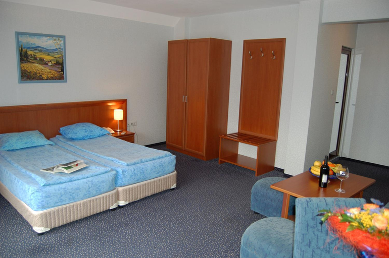 Others 2, Hotel Kibella, Stolichna