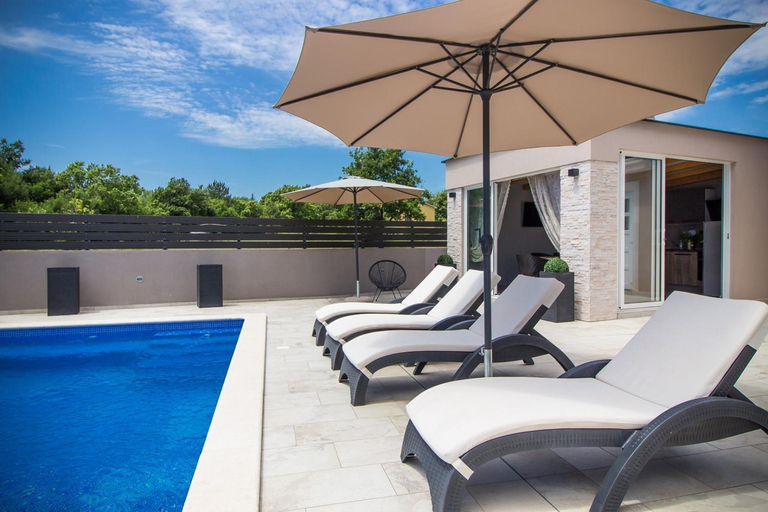 Sport & Beauty 2, Beautiful newly built holiday house with two separate units with private pool, Raša
