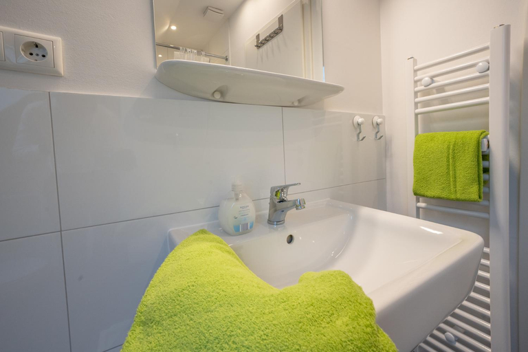 Bathroom 3, Wohnen wie zu Hause, Essen