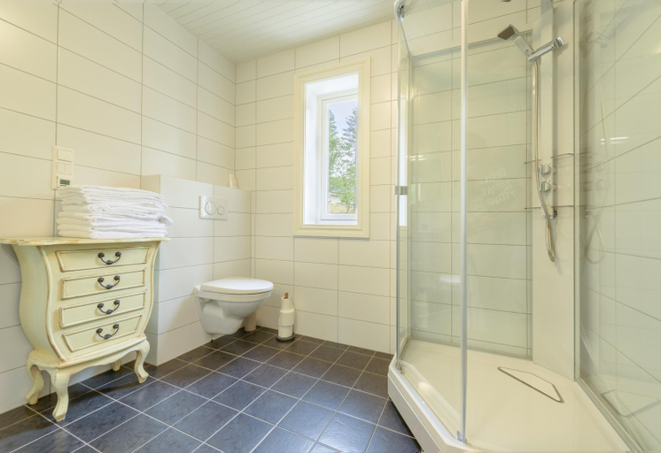 Bathroom 3, Kabelvag Feriehus & Camping, Vågan