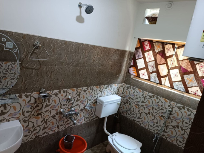 Bathroom, Goroomgo The Shafeeq Srinagar, Srinagar