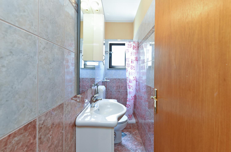 Bathroom 5, Apartment 1664, Kaštelir-Labinci
