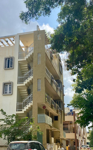 Lovely Private Queen Bed Room in Shared 2 BHK Apartment, Mysore