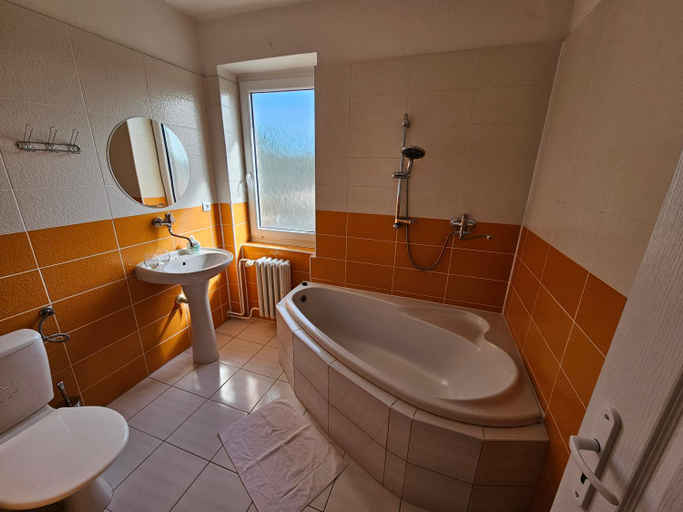 Bathroom 4, Hotel Union, Louny