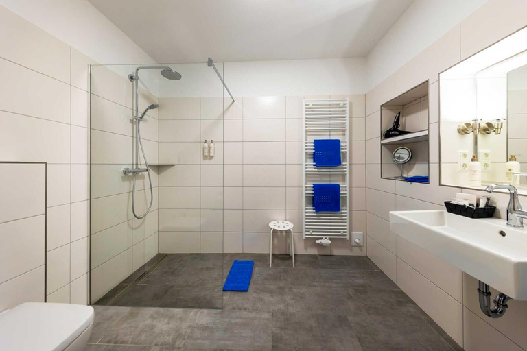 Bathroom 2, Hotel Landhaus Steinfeld, Aurich