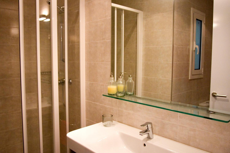 Bathroom 1, Sant Pau Terraces Apartments, Barcelona