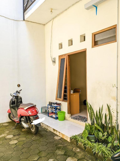 Kost Adam, Sleman
