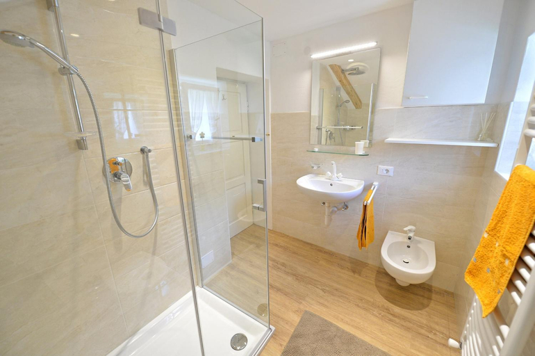 Bathroom 3, Apartments Smidl, Bolzano