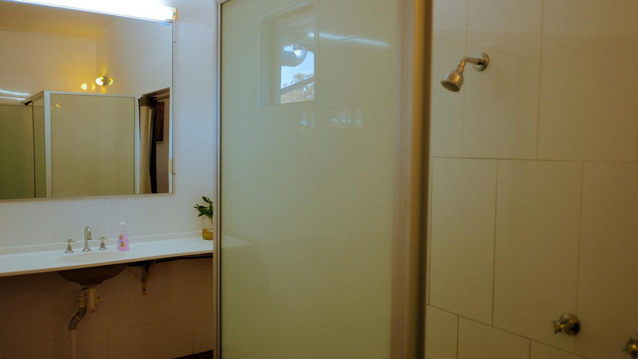 Bathroom 5, Backpackers @ 1770, Miriam Vale