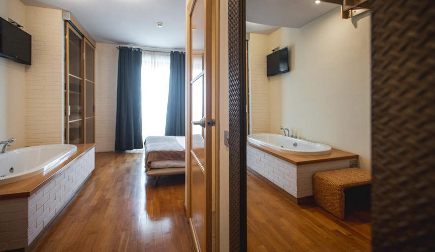 Bathroom 14