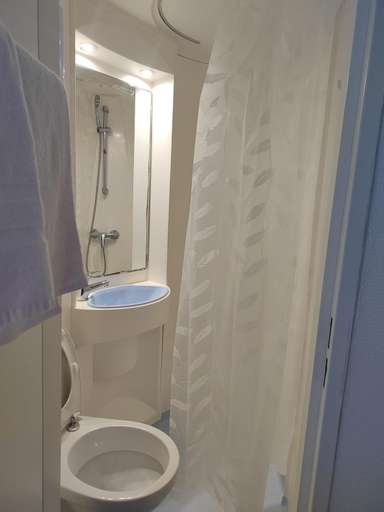 Bathroom 4, Alpha Hotel, Yvelines