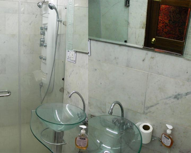 Bathroom, Petite Homestays, Delhi