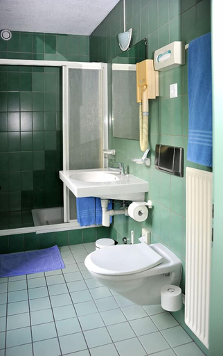 Bathroom 4, Hotel Du Port, Aigle