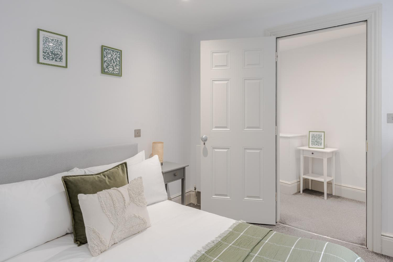 Bedroom 2, Park view / Baker Street / Marylebone Apartments, London